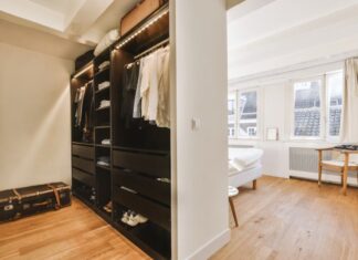 Jak urządzić szafę w przestrzeni pod skosami – porady na efektywne wykorzystanie poddasza do przechowywania ubrań