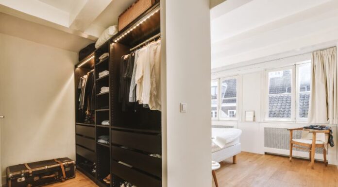 Jak urządzić szafę w przestrzeni pod skosami – porady na efektywne wykorzystanie poddasza do przechowywania ubrań
