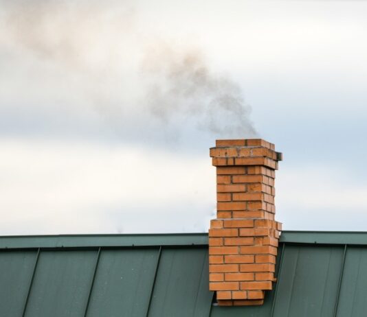 Regulacje prawne i wytyczne techniczne dla przewodów kominowych wykorzystywanych do odprowadzania spalin oraz dymu